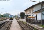 Blick nach Westen auf Bdingen am 30.8.05: HLB-Triebwagen 509 109 nach Gelnhausen wartet auf den Gegenzug.