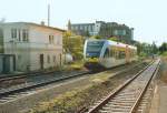 Der HLB-Triebwagen 509 109 rollt in der Abendsonne des 30.8.05 am holzverkleideten Stellwerk vorbei in den Bahnhof Lich.