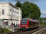 Auch wenn es nur für eine Station ist, diese Fahrgäste nutzen die Bahn - prima!; 648 838 (LINT 41, ein Dieseler auf elektrifizierter Strecke) als RB 21878 Büchen - Aumühle am Hp