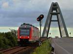 648 957 hat am 13.06.2014 auf seiner Fahrt von Lübeck nach Puttgarden die Fehmarnsundbrücke verlassen und wird in wenigen Minuten Burg auf Fehmarn erreichen.