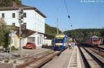 Anschluss in Eichstätt Bahnhof am 31.7.13: Links steht BRB-VT 215 für die Rückfahrt nach Eichstätt Stadt bereit und rechts hält ein RE Treuchtlingen - Ingolstadt mit Doppelstockwagen.  

