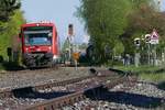 Auf der Fahrt von Friedrichshafen nach Radolfzell sind 650 201 und ein weiterer Triebwagen am 21.04.2017 als RB 22780 gerade an der Haltestelle Friedrichshafen-Fischbach abgefahren.