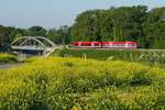 Auf der Fahrt von Uhldingen-Mühlhofen nach Lindau befindet sich RB 22707 am 18.05.2020 kurz vor Fischbach.