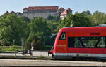  bwegt  unterm Schloss Hohentübingen mit einem 650er (Stadler Regio-Shuttle RS 1).