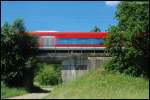 RE 22520 von Ulm Hbf nach Crailsheim passiert zur Vormittagszeit des  01.06.08 eine recht zugewachsene kleine Brcke kurz hinter Schwabsberg an der Oberen Jagsttalbahn (KBS 786). Der nchste Halt ist Schrezheim.