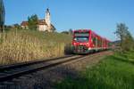 Regioshuttle 650 318 als RB 22774 von Friedrichshafen nach Radolfzell unterhalb der Wallfahrtskirche Birnau kurz nach Passieren des ehemaligen Haltepunktes Birnau-Maurach am 28.04.2010.