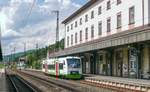 Die gleiche Perspektive fast genau 18 Jahre später: Am 26.7.16 stand VT 003 der Erfurter Bahn vor dem Empfangsgebäude in Gemünden (Main).