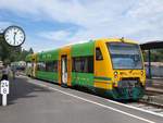 650 070 der Waldbahn am 18.08.2017 in Viechtach (im Hintergrund VT07 mit VS28 der Wanderbahn).