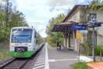 Blick nach Norden in Poppenhausen am 4.5.16: EiB-VT 003 hielt auf dem Weg nach Schweinfurt Stadt.