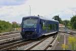 Nachschuss auf 650 558 und 650 553 (VT 68 und VT 63 | Stadler Regio-Shuttle RS1) der Bodensee-Oberschwaben-Bahn GmbH & Co. KG (BOB) als BOB87567 von Aulendorf nach Friedrichshafen Hafen, die den Bahnhof Friedrichshafen Stadt auf Gleis 3 verlassen.
[11.7.2018 | 10:57 Uhr]