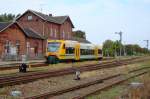 Der ODEG-Regioshuttle 650.87 fhrt am 21.9.11 nach der Zugkreuzung in Malchow nach Rathenow weiter.