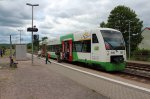 VT 010 von der Erfurter Bahn als EB 37588 Saalfeld(Saale) - Erfurt Hbf beim Halt in Bad Blankenburg (Thringerw).