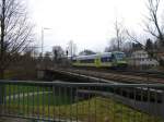 Der VT 650.725 von Agilis fährt hier am 28.12.13 über die Eisenbahbrücke in Oberkotzau.