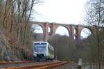 Brotbüchse 650 157-0 ,VT 57 der Vogtlandbahn bei Einfahrt in den Haltepunkt Barthmühle im Hintergrund die Elstertalbrücke 04.03.2016