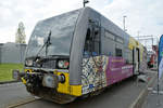 Ein Dieseltriebwagen der Burgenlandbahn Anfang April 2017 in Dresden-Altstadt.