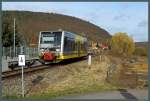 672 909 der Burgenlandbahn wartet am 22.03.2015 am Haltepunkt Wangen (b. Nebra) auf die Rückfahrt nach Naumburg. Der kleine Ort ist vor allem als Fundort der Himmelsscheibe von Nebra bekannt geworden und bildet den derzeitigen westlichen Endpunkt der Unstrutbahn. Auf dem weiteren Streckenverlauf nach Artern wurde der Personenverkehr 2006 eingestellt, gelegentlich wird die Strecke noch von Sonderzügen befahren.