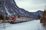 Eine 601-Garnitur ist im Dezember 1978 als IC 1150  Karwendel  (Frankfurt - Seefeld) zwischen Mittenwald und Scharnitz unterwegs