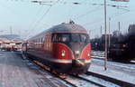 Die letzten 613 wurden bis Ende Mai 1985 vom Bw Braunschweig eingesetzt. Wenige Monate vor der Abstellung steht ein 613 abfahrbereit im Bahnhof Kreiensen.