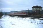 In der einsetzenden Dämmerung hat sich ein 613 im Februar 1985 auf den Weg von Vienenburg nach Braunschweig gemacht. Hier passiert er das Stellwerk des ehemaligen Rangierbahnhofs Vienenburg. Zu diesem Zeitpunkt waren die Gleisanlagen dieses bis Ende des 2. Weltkrieges bedeutenden Rangierbahnhofs schon längst vom Grün überwuchert.