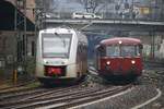 Abellio S7 und rechts Schienenbus VT98 in Wuppertal Hbf, am 18.03.2017.