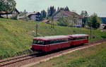 Bei Bettmannsäge auf der KBS 905 ist im Mai 1979 eine 798/998-Garnitur von Zwiesel nach Plattling unterwegs