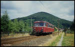 Schienenbus 798572 ist hier als Zug 7619 am 16.7.1991 um 10.30 Uhr bei Weilbach nach Seckach unterwegs.