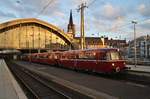 796 785-3 hat am 2.7.2017 als AKE256 von Altenbeken den Kölner Hauptbahnhof erreicht. Soeben fährt die Schienenbuseinheit aus dem Hauptbahnhof in Richtung Westen aus.