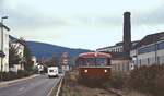 Durch die Ortschaft Mauel fährt ein VT 98 der Oleftalbahn um 2005 entlang der Kölner Straße in Richtung Gemünd