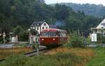 Ein gut besetzter VT 98 der Oleftalbahn verlässt um 2005 den Bahnhof Gemünd in Richtung Kall