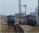 Neustadt (Dosse) am 29.03.2002. Auf dem linken Gleis verbringt der Triebwagen aus Neuruppin eine lngere Pause, whrend auf dem rechten Gleis gerade RB 39087 einfhrt.