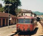 Fr Heute: Zwei ziemlich gegenstzliche Triebwagen/-Zge im internationalen Verkehr:   In Waldshut wartet ein Schienenbus auf die wenigen Reisenden nach Koblenz (Schweiz)   9.