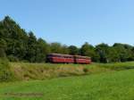 Nebenbahnflair einer vergangenen Zeit in der Eifel:
Bei Gerolstein fhrt die Uerdinger-Schienenbusgarnitur 796-784 und 996-748 der Vulkan-Eifel-Bahn (VEB) nach Ulmen.
19.08.09