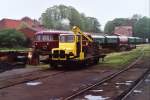 Schwerkleinwagen  Skl 1 Bauart Klv 45 M neben dem Schienenbus VT01 (ex-DB 798 796-0) der Eisenbahnfreunde Hasetal auf Bahnhof Haselnne am 29-4-2000.