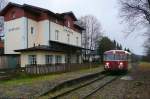 Der  Advents-Schienenbus  hlt am 6.12.08 bei der letzten Fahrt nach Dombhl in Schopfloch.