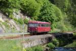 VT 53 der Hochwaldbahn als Leihfahrzeug auf der Rodachtalbahn mit dem ersten Zug des Tages von Nordhalben nach Steinwiesen,aufgenommen am 20.05.2012 bei Lfflersmhle.