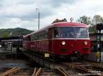 VT 95, BR 795 256-7 und VB 995 295-3 am 07.10.2006 auf der Drehscheibe in Dieringhausen.