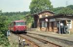 Das klassische Schienenbus-Fotomotiv in den 80er/90er Jahren schlechthin: Bahnhof Grünebach an der Daadetalbahn.