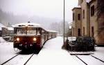 Bei leichtem Schneetreiben wartet ein 798 im Februar 1986 in Wasserburg Stadt auf die Abfahrt nach Wasserburg Bahnhof.