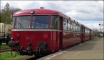 Gerade aus Vetschau zurückgekehrt ist diese dreiteilige Schienenbusgarnitur der ZLSM und wartet nun auf neue Fahrgäste am Bahnsteig in Simpelveld (NL).Szenario bildlich festgehalten am