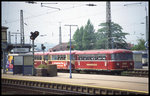 Für eine Sonderfahrt stand am 13.5.1995 die Schienenbus Garnitur der EAKJ mit 795445 im Bahnhof Düren bereit.