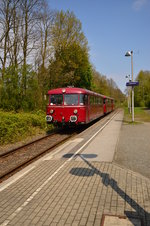 Hier ist der Reviersprinter 798 007-0 mit seinem Beiwagen und Steuerwagen aus Coesfeld komment in Wulfen bei der Druchfahrt zu sehen.