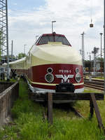 Dieser dieselhydraulische Schnelltriebzug 175 016-5 ist in Berlin-Lichtenberg abgestellt.