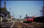 DR Triebwagen 172752 fährt als Zug 15465 nach Staßfurt am 19.5.1991 um 09.07 Uhr im Bahnhof Hecklingen ab.