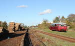 EBS 772 345-4 als DPE 74956 nach Gotha, am 05.11.2022 bei der Ausfahrt in Emleben. Das  Ferkeltaxi  pendelte mehrmals auf diesem Abschnitt der Ohratalbahn, organisiert von der IG Hirzbergbahn e.V., anlsslich der Modellbahnausstellung im Brgerhaus Emleben .