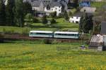 Der letzte Zug am ersten Fahrtenwochende der Erzgebirgischen Aussichtsbahn mit 772 367-9 und 772 312-5 ist am Abend des 10.05.09 kurz vor dem Bahnhof Markersbach unterwegs.