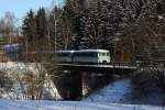 Die schne Ganitur, bestehend aus den Triebwagen 772 367, 772 312 und 171 056 und dem Steuerwagen 972 771 passieren am 20.12.09 die Blechtrgerbrcke in Waltherdorf.