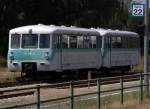 Traurig schaut 772 201 - 0 schon aus, abgestellt in Zinnowitz, aufgenommen am 02.07.2012 gegen 13:01 Uhr , in den Scheiben spiegelt sich sein moderner, aber deutlich weniger umweltfreundlicher