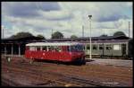 171026 steht am 16.9.1990 als T 6445 nach Magdeburg im Grenzbahnhof Oebisfelde bereit.