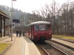 772 140 der Oberweißbacher Berg- und Schwarzatalbahn als RB 29886 nach Rottenbach, am 16.03.2015 in Katzhütte.