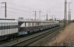 Ein Blick auf den Schnelltriebwagen 137 856 der Bauart  Köln , der von Bamberg nach Delitzsch unt Bf überführt und in Großkorbetha erwartet wurde. Gezogen von einer 111, befand sich der zur Aufarbeitung vorgesehene Oldie zwischen zwei Kuppelwagen.
Die Aufnahme wurde gegen eine zweistellige Spende an den Verein gemacht.

🧰 Förderverein Dieselschnelltriebwagen (SVT) e.V. | RailAdventure GmbH
🕓 30.1.2022 | 15:56 Uhr